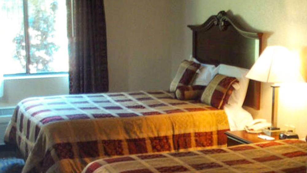 Queen Room with Two Queen Beds interior